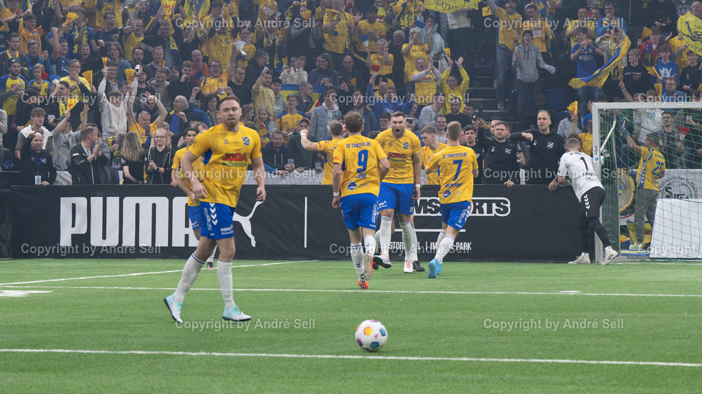 SHFV Lotto Masters 2024 | 20240113_7011, 13.01.2024, SHFV Lotto Masters 2024, Gruppe A, VfB Lübeck II (grün) vs. SV Todesfelde (gelb), Jubel über einen Treffer beim SVT - Realisiert mit Pictrs.com