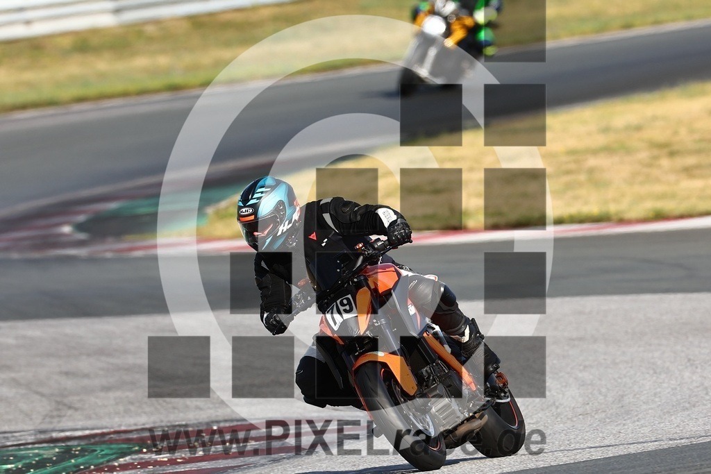 0079-20240909_03302 | Schöne Erinnerungen an spannende Momente - das festzuhalten ist unser Job. PIXELrace.de ist seit 2003 auf den Rennstrecken Europas unterwegs um die Action draußen beim Fahren und die wunderbare Stimmung imm Fahrerlager für euch einzufangen.