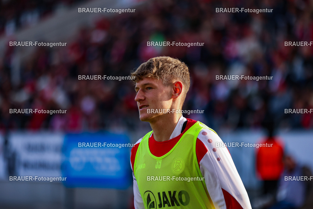Rot-Weiss Essen - Viktoria Köln - 3.Liga | Essen, Deutschland, 18.10.2025Gianluca Swajkowski  (Rot-Weiss Essen) schaut während des 3.Liga Spiels zwischen Rot-Weiss Essen- Viktoria Köln im Stadion an der Hafenstraße am 01.08.2025 in Essen. (Foto von Timo Bluhmki-Schmidt/ Brauer Fotoagentur