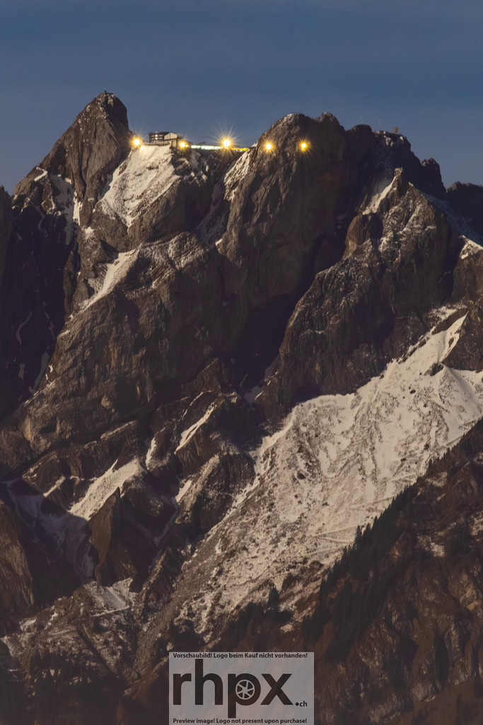 Pilatus bei Nacht | Fels. Licht. Stille.Der Pilatus erstrahlt in der blauen Stunde, während die Lichter der Bergstation wie Sterne in der Dämmerung leuchten. Die schroffen, teilweise schneebedeckten Felswände bilden einen eindrücklichen Kontrast zur Wärme der Beleuchtung hoch über Luzern. Eine Aufnahme, die die mystische Stimmung des Hausbergs perfekt einfängt.Wähle unter "Produktauswahl" dein Wunschformat: Vom klassischen Wandbild über Puzzle &amp; Tassen bis zum digitalen Download (z.B. als Handy-Hintergrund). - Realisiert mit Pictrs.com