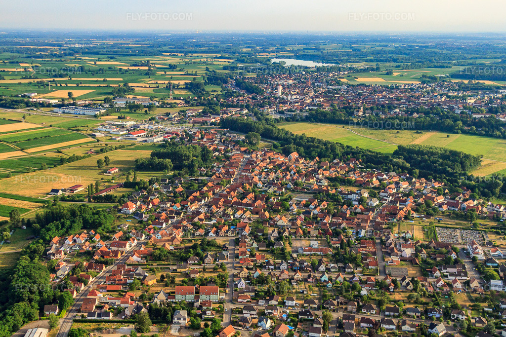 Aerial view: Overview of locations from the north in Oberhoffen-sur-Moder in the state Bas-Rhin, France. – Photo: IMG_30457.jpg taken on 07/09/2010 by Werner Riehm/FLY-FOTO.com – Resolution of the original: 4752 x 3168 px