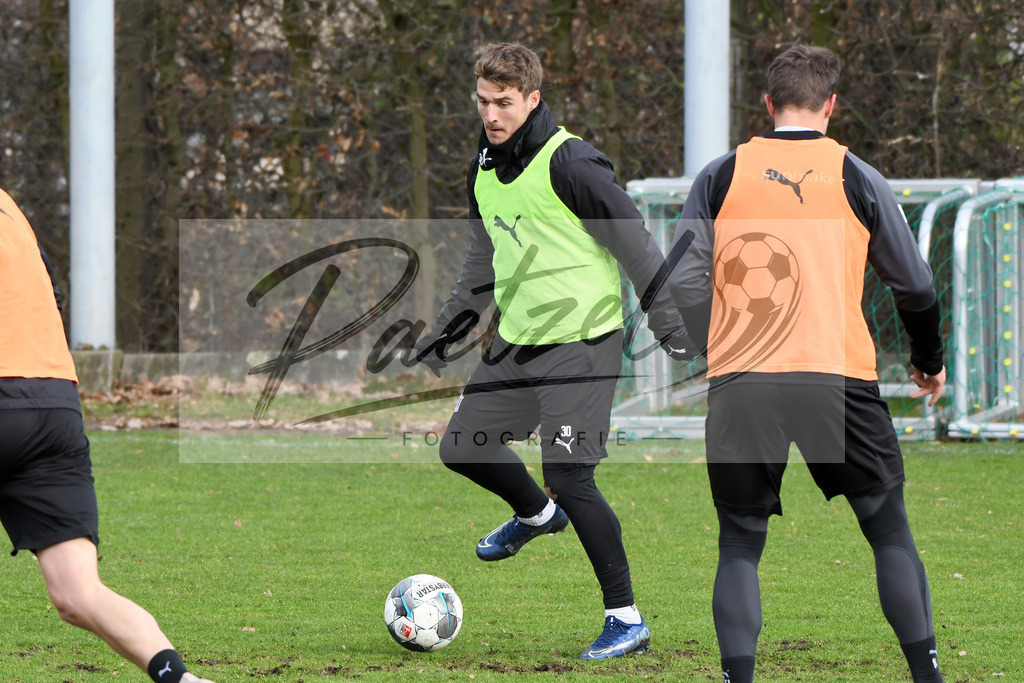20200130_TRAOSN_0068 | Fußball, Herren: Benjamin Girth (VfL Osnabrueck) in Aktion, am Ball, Einzelaktion waehrend der Trainingseinheit des VfL Osnabrueck im Sportpark Illoshoehe am 30.01.2020 in Osnabrueck, Deutschland. - Realisiert mit Pictrs.com