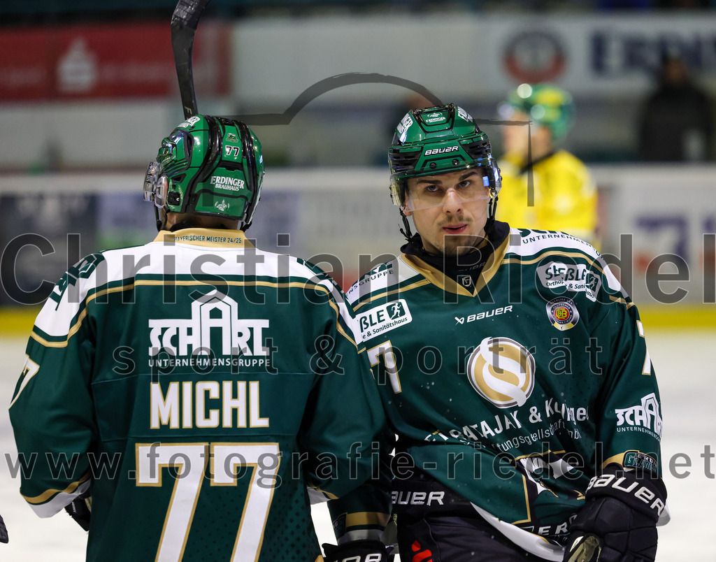 2025-12-19_088_TSV_Erding_gegen_Toelzer_Loewen | Erding, Deutschland, 19.12.2025:Eishockey, Oberliga Süd 2025 / 2026, 27. Spieltag, TSV Erding gegen Tölzer Löwen, Endergebnis: 2:5Philipp Michl (Erding Gladiators, #77), Louis Trattner (Erding Gladiators, #7)Foto: Christian Riedel / fotografie-riedel.net