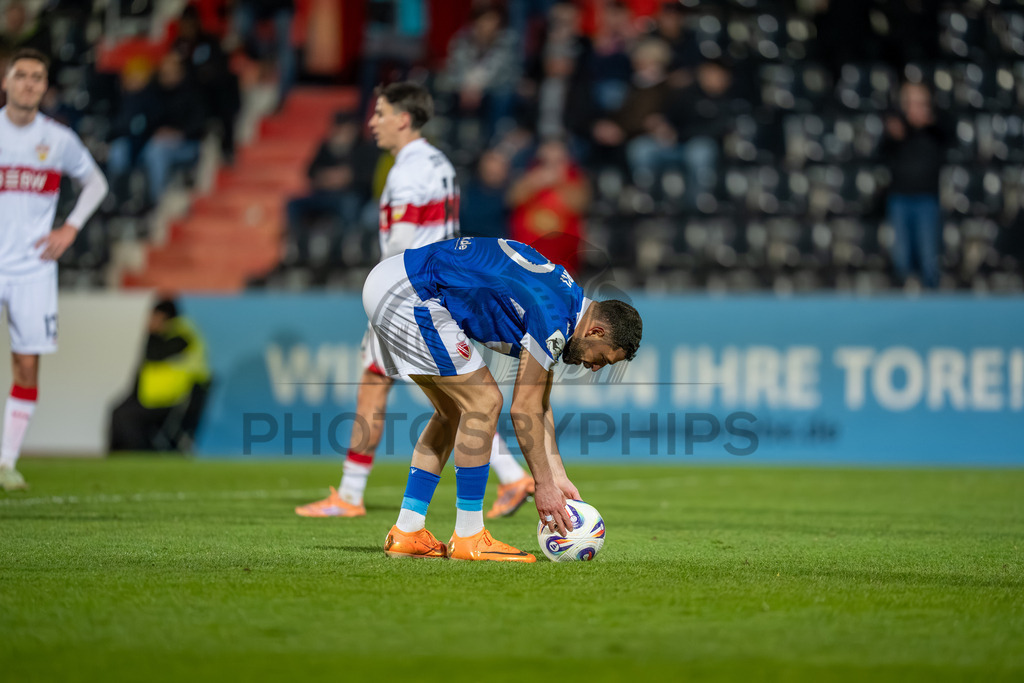 VfB Stuttgart II vs. FC Energie Cottbus, Fussball, 3.Liga, 27. Spieltag, Saison 2025/2026, 03.03.2026 | Tolcay Cigerci (FC Energie Cottbus, #10) am Elfmeterpunkt,VfB Stuttgart II vs. FC Energie Cottbus, Fussball, 3.Liga, 27. Spieltag, Saison 2025/2026, 03.03.2026Foto: photosbyphips/Philip Ziegler