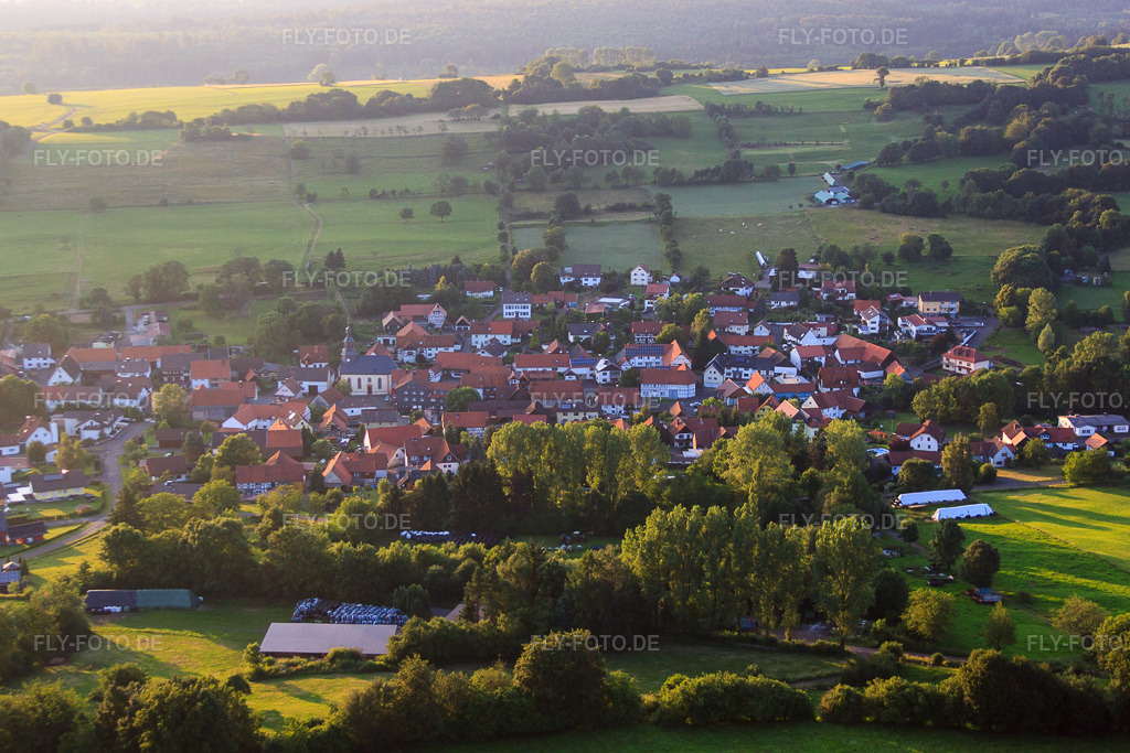 Luftbild: Ortsansicht von Süden im Ortsteil Burkhards in Schotten im Bundesland Hessen in Deutschland. Foto: IMG_68658.jpg vom 21.06.2014 durch Werner Riehm/FLY-FOTO.deAuflösung des Originals: 4752 x 3168 px