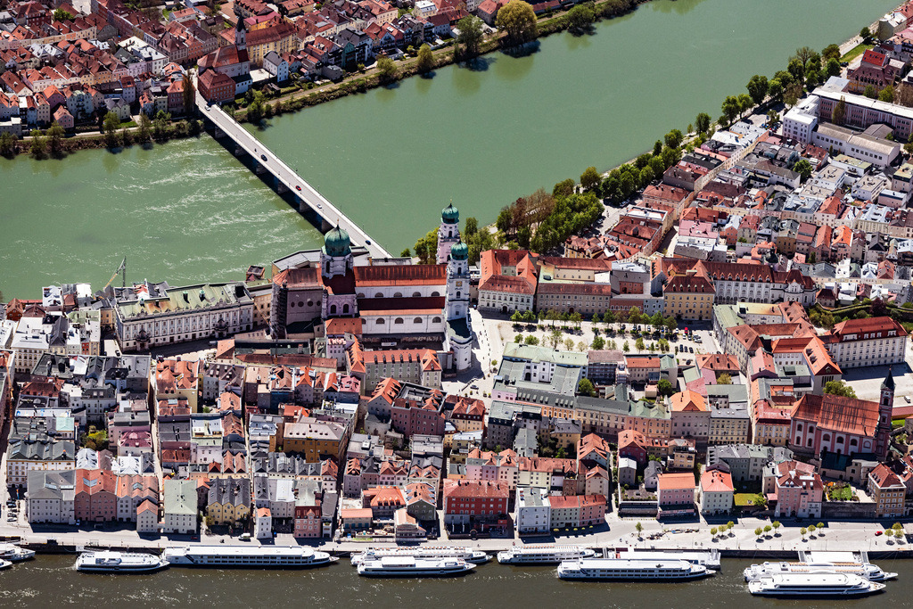 dr__0062399.jpg | PASSAU 09.05.2021 Altstadtbereich und Innenstadtzentrum der Drei-Flüsse-Stadt in Passau im Bundesland Bayern, Deutschland. // Old Town area and city center of Drei-Fluesse-Stadt in Passau in the state Bavaria, Germany. Foto: Daniel Reiter