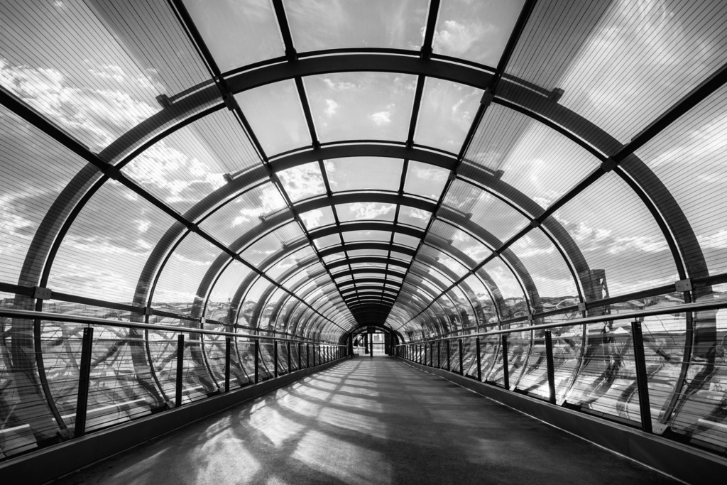 hamburg elbbruecken ubahn station skywalk schwarzweiss bild auf leinwand | Kaufen Sie Hamburg Bilder und Hamburg Fotos auf Leinwand, Acrylglas, Alu-Dibond, oder als Poster in Hamburgs großer Onlinegalerie. Elbphilharmonie Bilder, Hamburger Hafen, Speicherstadt, Alster und viel mehr.