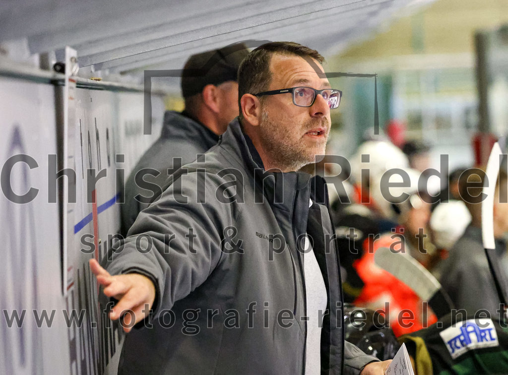 2022-09-30_092_TSV_Erding_gegen_EV_Dingolfing | Erding, Deutschland, 30.09.2022:
Eishockey, Bayernliga 2022 / 2023, Testspiel, TSV Erding gegen EV Dingolfing, Endergebnis: 3:4

Trainer Andreas Becher (Erding Gladiators)

Foto: Christian Riedel / fotografie-riedel.net