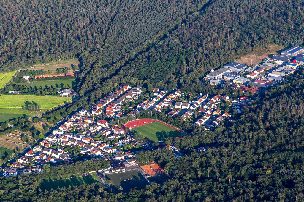 Luftbild: TSV Sportplatz an der Hockenheimer Straße im Ortsteil Hardtwaldsiedlung in Oftersheim im Bundesland Baden-Württemberg in Deutschland. Foto: IMG_142578.jpg vom 18.07.2024 durch Werner Riehm/FLY-FOTO.de