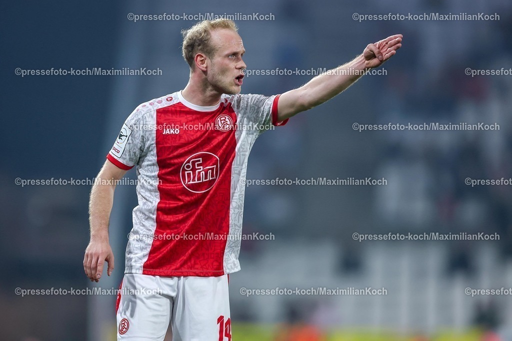 RWE04032602018 | 2026.03.04, Fußball, 3.Liga Herren, Rot-Weiss Essen -  SV Waldhof Mannheim, Stadion Hafenstraße, 27.Spieltag, Saison 2025 / 2026: Lucas Brumme&nbsp;(Rot-Weiss Essen #14) gestikulierend auf dem Spielfeld   DFB regulations prohibit any use of photographs as image sequences and or quasi-video.