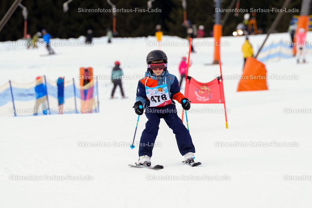 SRF_02.01.2026_0808 | Skirennfotos,Serfaus,Fiss,Ladis,Kinderskirennen,Winter,Tirol,Oberland,skirace,SFL,feelfree,weil wir's genießen,ski,Ski,skifahren,Sonnenplateau, - Realisiert mit Pictrs.com