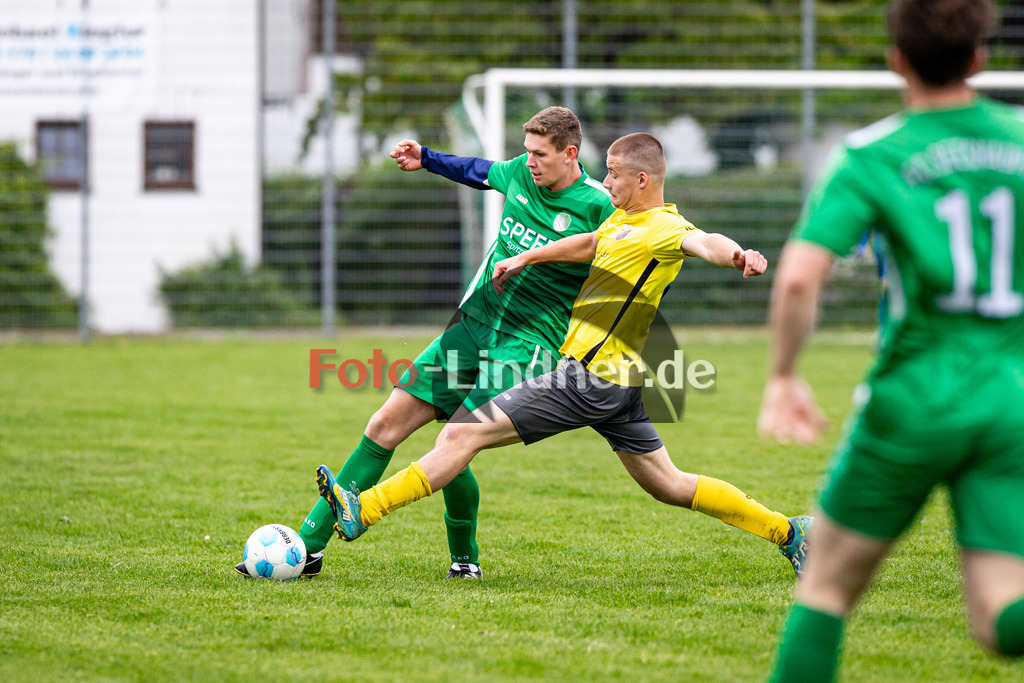 FC Seeshaupt gegen SV Bernried | Fußball A-Klasse Herren Oberbayern Zugspitze Gruppe 5 2025/26, FC Seeshaupt gegen SV Bernried, 20250504,Moritz ARTELT (FC Seeshaupt 3) am Ball,2025-05-04 in Seeshaupt (Sportplatz Seeshaupt Platz 1), Moritz ARTELT (FC Seeshaupt 3), Simon SEDLMAIER (SV Bernried 5)Copyright: WolfgangxLindner www.foto-lindner.de