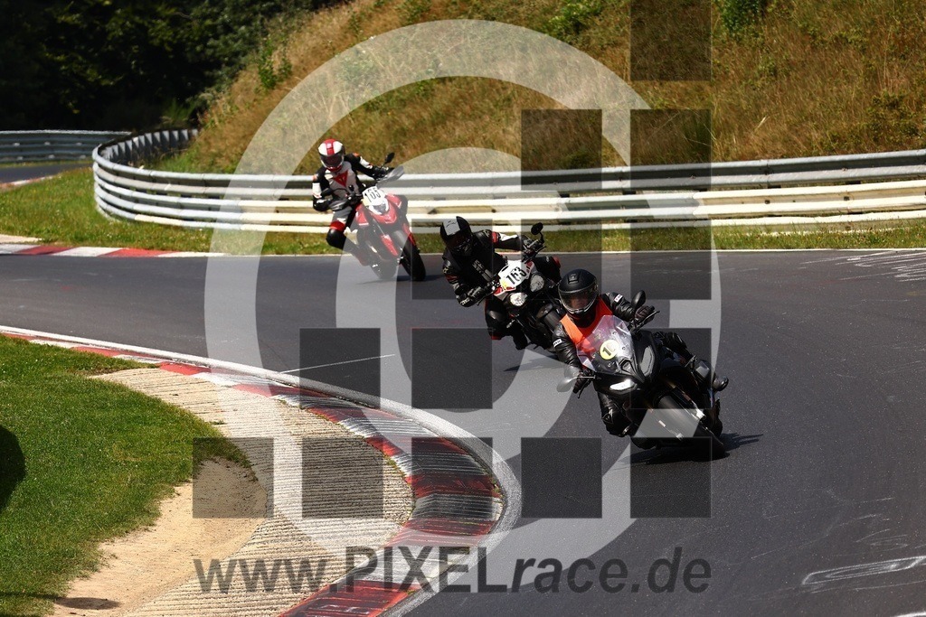 0163-20250813_01570 | Schöne Erinnerungen an spannende Momente - das festzuhalten ist unser Job. PIXELrace.de ist seit 2003 auf den Rennstrecken Europas unterwegs um die Action draußen beim Fahren und die wunderbare Stimmung imm Fahrerlager für euch einzufangen.