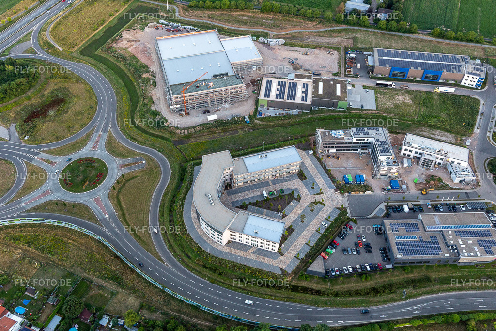 Gewerbepark am Messegelände http://www.gewerbepark-am-messegelaende.de | Luftbild: Gewerbepark am Messegelände http://www.gewerbepark-am-messegelaende.de im Ortsteil Queichheim in Landau im Bundesland Rheinland-Pfalz in Deutschland. Foto: IMG_133620.jpg vom 12.07.2022 durch ©2025 Werner Riehm fly-foto.de/copyright - Realisiert mit Pictrs.com
