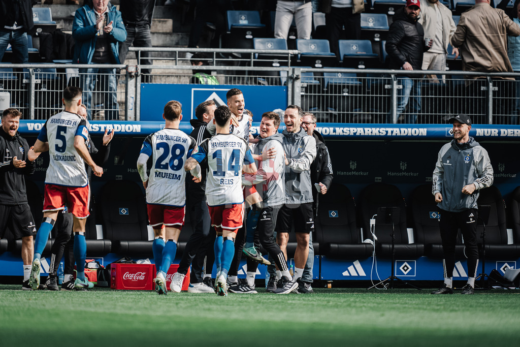Fußball | Männer | Saison 2023/2024 | 2. Fußball-Bundesliga | 26. Spieltag | Hamburger SV vs. SV Wehen Wiesbaden | 17.03.2024 | Torschütze Laszlo Benes (#8, HSV) springt Co-Trainer Merlin Polzin (HSV) nach seinem Tor in die Arme