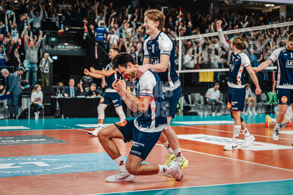 Volleyball | Herren | Saison 2024/2025 | 1. Volleyball Bundesliga Männer | Halbfinale | SVG Lüneburg vs. VfB Friedrichshafen | 19.04.2025 | Die SVG Lüneburg gewinnt das Spiel und jubelt, v.l. Oskar Alve Espeland (#9, SVG Lüneburg) und Xander Wolf Wassenaar Ketrzynski (#11, SVG Lüneburg)