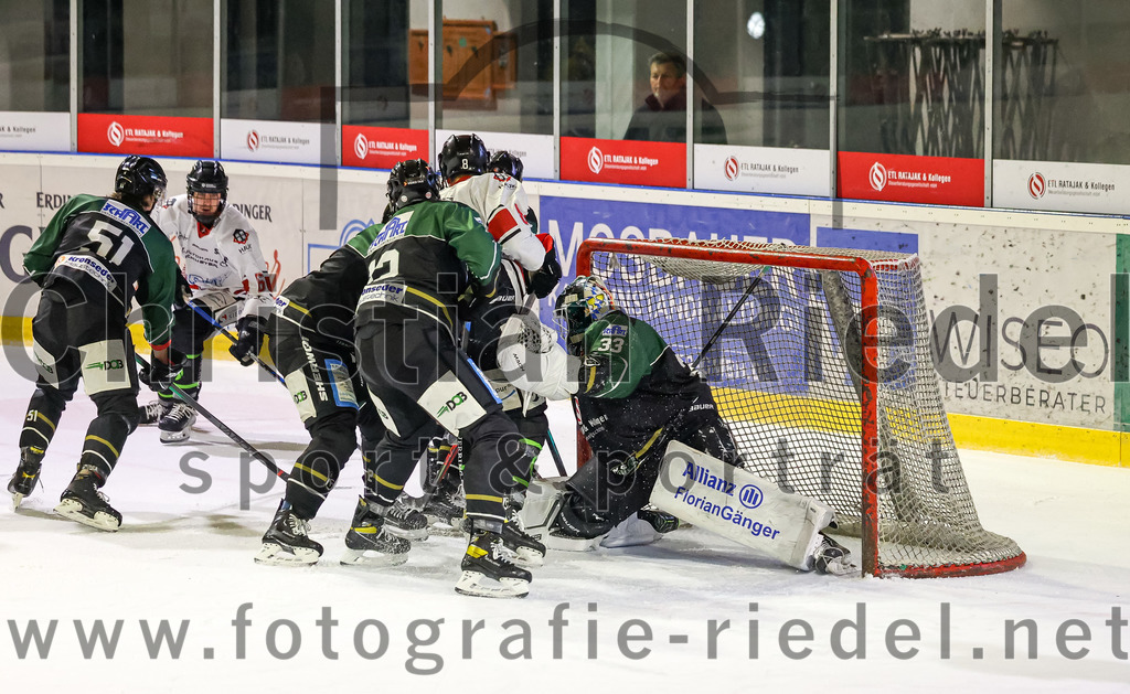 2022-11-06_056_TSV_Erding_gegen_EHC_Koenigsbrunn | Erding, Deutschland, 06.11.2022:
Eishockey, Bayernliga 2022 / 2023, 11. Spieltag, TSV Erding gegen EHC Königsbrunn, Endergebnis: 1:7

Ryan Murphy (Erding Gladiators, #51), Dominik Wagner (Erding Gladiators, #12), Torwart Thomas Hingel (Erding Gladiators, #33)

Foto: Christian Riedel / fotografie-riedel.net