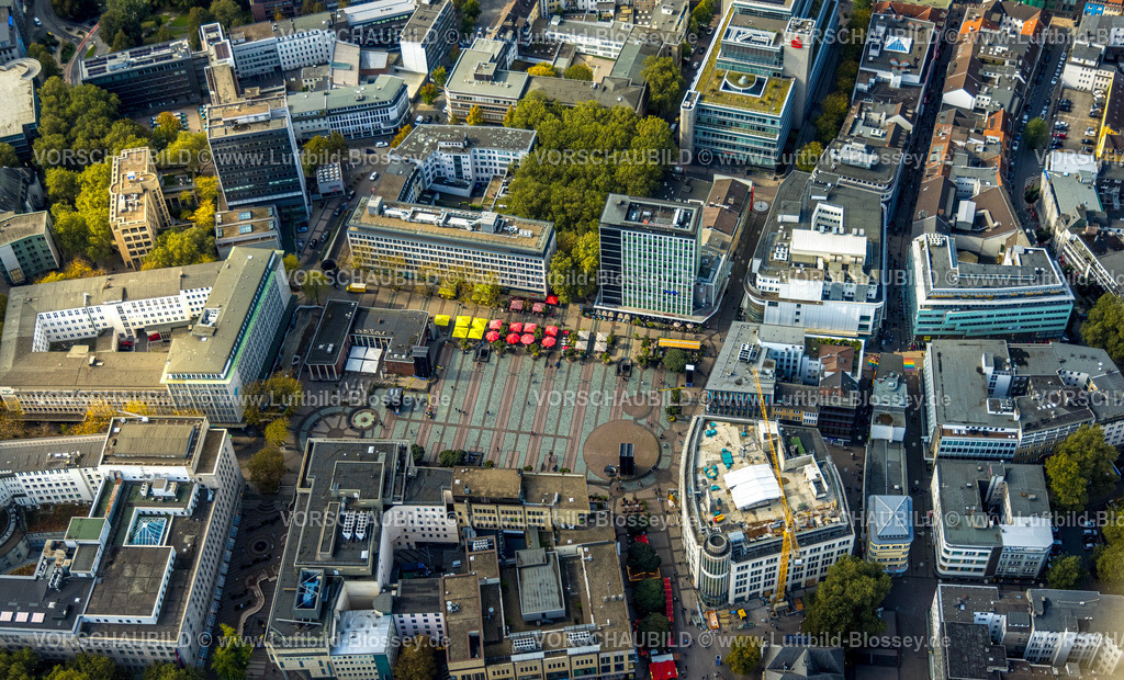 Essen241001570 | Luftbild, Kennedyplatz Einkaufsmeile, Einkaufszentrum mit Baustelle auf dem Dach, Außengastronomie und Sonnenschirme, Stadtkern, Essen, Ruhrgebiet, Nordrhein-Westfalen, Deutschland