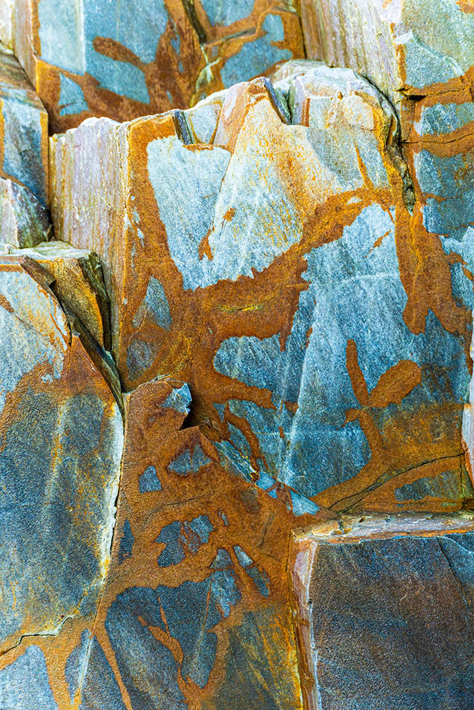 Gesteinsschichten | Triptychon Playa del Silencio I - 3 | Best. Nr. e_2025_09_3939 | Farben und Formen in eisenhaltigem Gestein, Playa del SIlencio, Asturien - Realisiert mit Pictrs.com