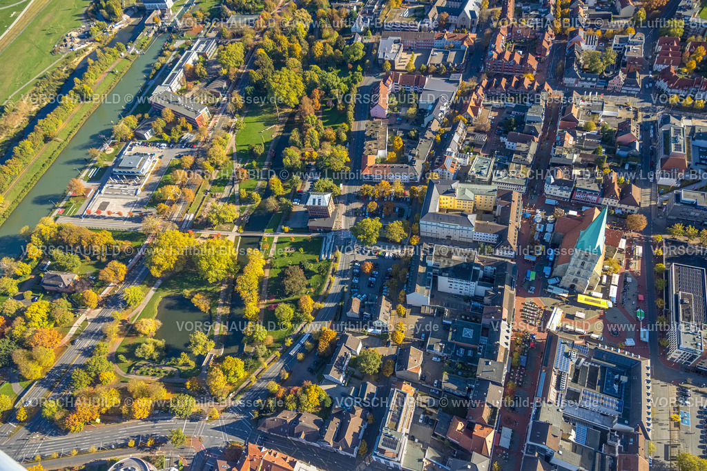 Hamm251001480 | Luftbild, City und evang. Pauluskirche und Pädagogisches Zentrum, Wochenmarkt auf dem Marktplatz, Gymnasium Hammonense und Wassersportzentrum, Nordringpark mit herbstlichen Bäumen, Mitte, Hamm, Ruhrgebiet, Nordrhein-Westfalen, Deutschland