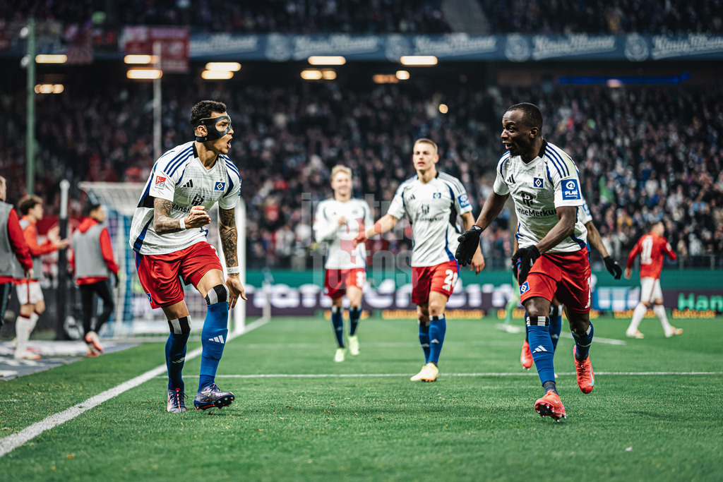 Fußball | Männer | Saison 2024/2025 | 2. Fußball-Bundesliga | 23. Spieltag | Hamburger SV vs. 1. FC Kaiserslautern | 21.02.2025 | v.l. Davie Selke (#27, HSV) jubelt mit Jean-Luc Dompe (#7, HSV) , das Tor wird durch VAR aberkannt Videobeweis