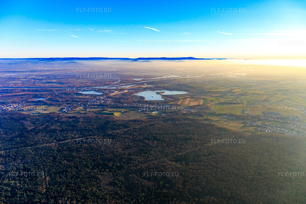Vue aérienne: Vue de la ville depuis le nord sous l'inversion hivernale à le quartier Neulauterburg in Lauterbourg dans le département Bas Rhin, France. Photo: IMG_145299.jpg prise le 14/01/2025 par Werner Riehm/FLY-FOTO.eu – Résolution de l'original: 5472 x 3648 px