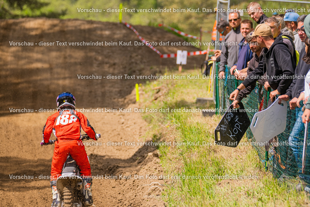 20260517_Templin-6716 | Sportfotografin aus Berlin-Brandenburg mit Fokus auf Motocross. Ich halte deine sportliche Leistung und echte Emotionen auf und neben der Strecke professionell fest. Entdecke die Fotos von deinem Rennen und bestelle sie direkt hier im Shop.