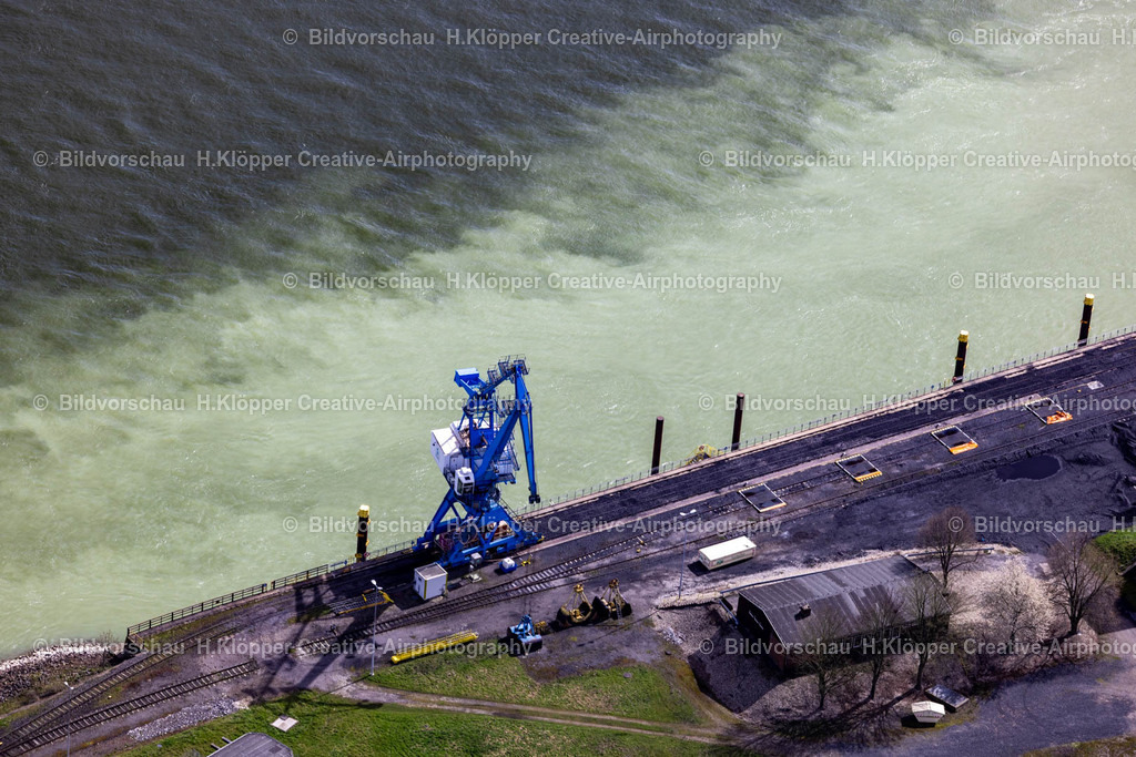 Luftbilder Rheinberg-1006 | Luftbildfotografie Belade- Verladestation für Kohle und Schüttgüter im Hafenbereich in Rheinberg im Bundesland Nordrhein-Westfalen, Deutschland - Realisiert mit Pictrs.com