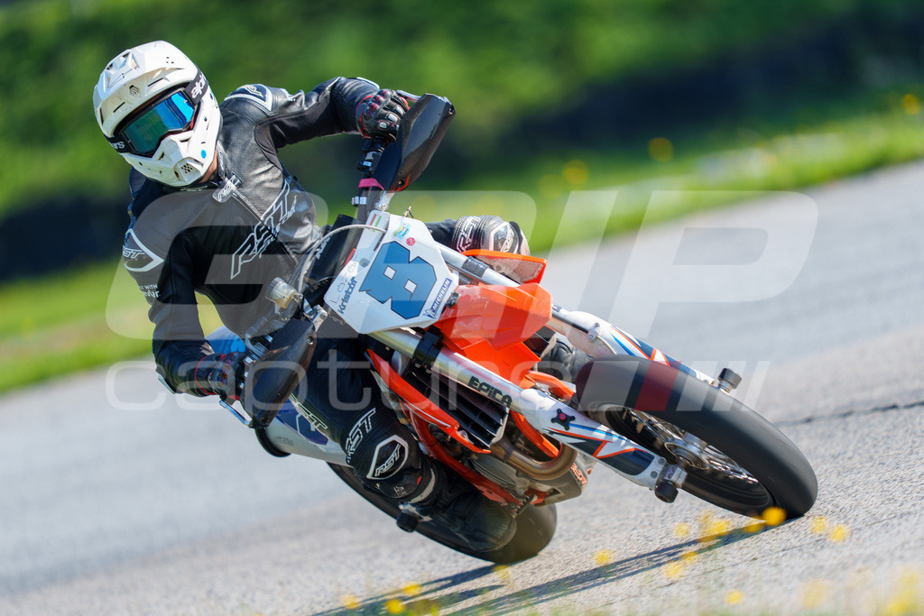 SuperMoto_Staatsmeisterschaft_Greinbach_069 | GRIPcapture steht für authentische Sportfotografie in Österreich – für Momente, die mehr sind als Geschwindigkeit oder Ergebnis. Es geht um Emotion, Spannung, Fokus und den Augenblick, der oft nur einen Wimpernschlag dauert.Ob Motorsport, Teamsport oder 