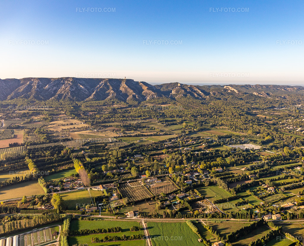 Aerial view: Alpilles Massif in the district Partie Nord Est in Saint-Rémy-de-Provence in the state Bouches du Rhone, France. – Photo: IMG_129617-2.jpg taken on 09/23/2021 by Werner Riehm/FLY-FOTO.com – Resolution of the original: 4507 x 3648 px