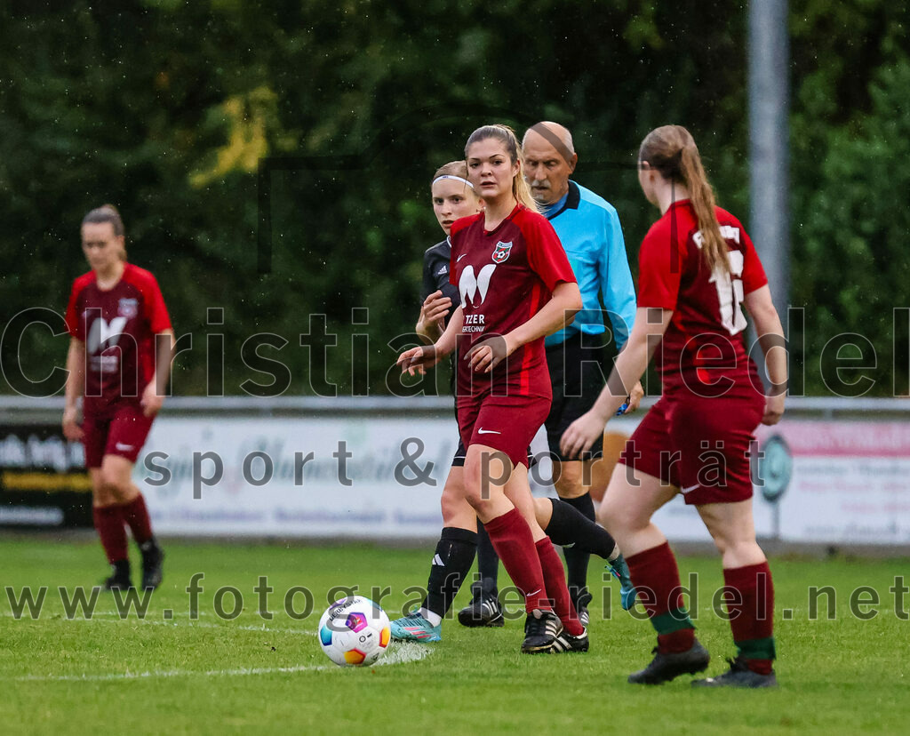 2023-10-14_078_FC_Schwaig_gegen_SV_Schechen | Oberding, Deutschland, 14.10.2023:
Fußball, Bezirksliga 2023 / 2024, 6. Spieltag, FC Schwaig gegen SV Schechen, Endergebnis: 4:3

Lola Ascher (FC Schwaig, #9)

Foto: Christian Riedel / fotografie-riedel.net