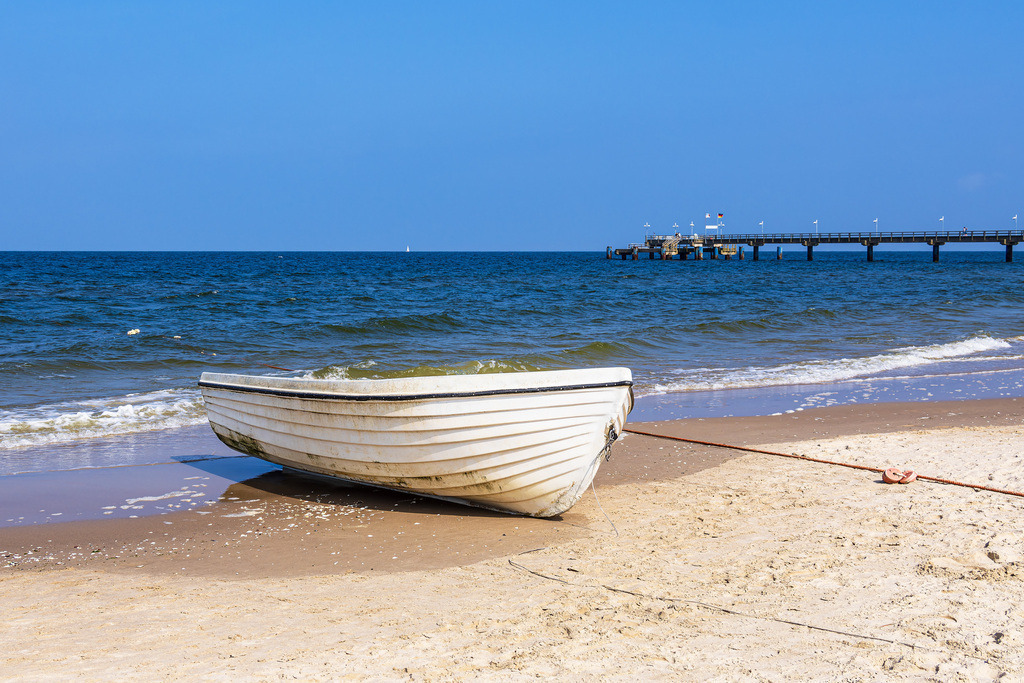 Fischerboot und Seebrücke am Strand von Bansin auf der Insel Usedom | Fischerboot und Seebrücke am Strand von Bansin auf der Insel Usedom.