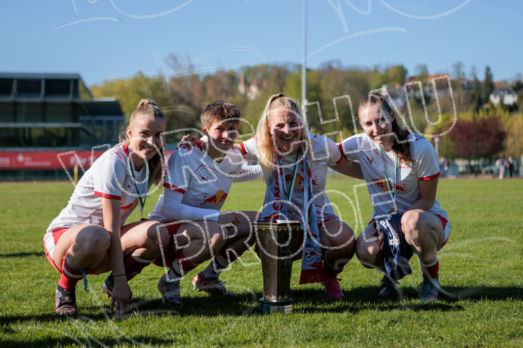Gipfeltreffen der Frauen: Finale um den Sachsenlotto Landespokal 2026 | Am 1. Mai 2026 trafen im Endspiel des Sachsenlotto Landespokals die Frauen des Chemnitzer FC und die zweite Mannschaft von RasenBallsport Leipzig aufeinander. Vor stimmungsvoller Kulisse kämpften beide Teams ab 15:00 Uhr um die begehrte Trophäe des sächsischen Fußballs. Diese Galerie zeigt die Highlights, packende Zweikämpfe und die emotionalsten Momente des Finaltags. - Realisiert mit Pictrs.com
