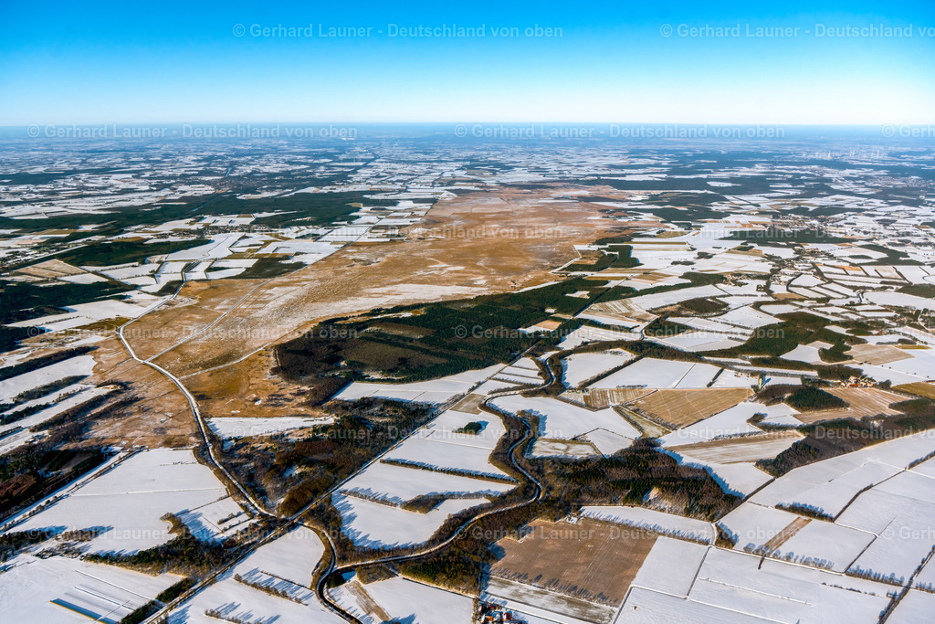 4043984 | Naturschutzgebiet Tinner-u. Stavener Dose STAVERN 13.02.2021 Winterlich schneebedeckte Landschaft vorwiegend landwirtschaftlich genutzte Felder mit angrenzenden Wald- und Forstflächen der Tinner Dose-Sprakeler Heide in Stavern im Bundesland Niedersachsen, Deutschland. // Wintry snowy agricultural fields with adjacent forest and forest areas of Tinner Dose-Sprakeler Heide in Stavern in the state Lower Saxony, Germany. Foto: Gerhard Launer
