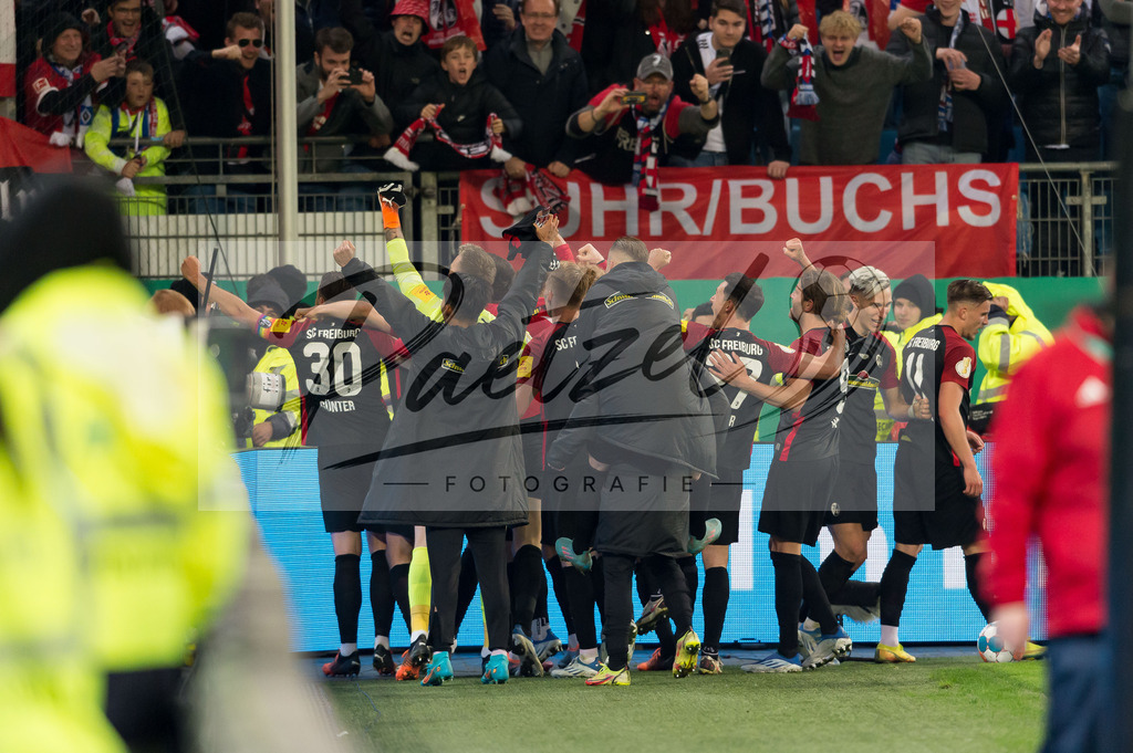 HSVSCF20220419_153 | Fussball, Herren: . Spieler von SC Freiburg Schlussjubel, jubelt nach dem 1:3 Sieg beim DFB-Pokal-Halbfinalspiel zwischen Hamburger SV und SC Freiburg im Volksparkstadion am 19.04.2022 in Hamburg, Deutschland.DFB / DFL REGULATIONS PROHIBIT ANY USE OF PHOTOGRAPHS AS IMAGE SEQUENCES AND/OR QUASI-VIDEO. - Realisiert mit Pictrs.com