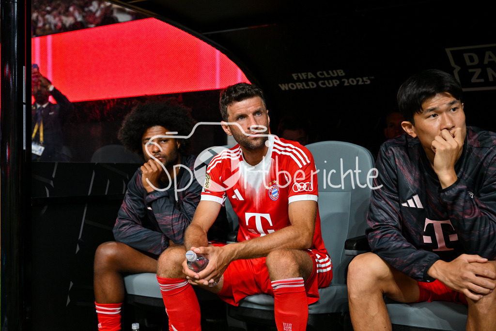 Paris Saint Germain - FC Bayern München | im Bild Thomas MUELLER (FC Bayern Muenchen 25) zu Spielbeginn auf der Bank / Einzelfoto / Freisteller / FIFA Club World Cup: Paris Saint Germain - FC Bayern Muenchen, Mercedes Benz Stadium am 05.07.2025 / NOT FOR SALE IN USA / Serge GNABRY (FC Bayern Muenchen 7)