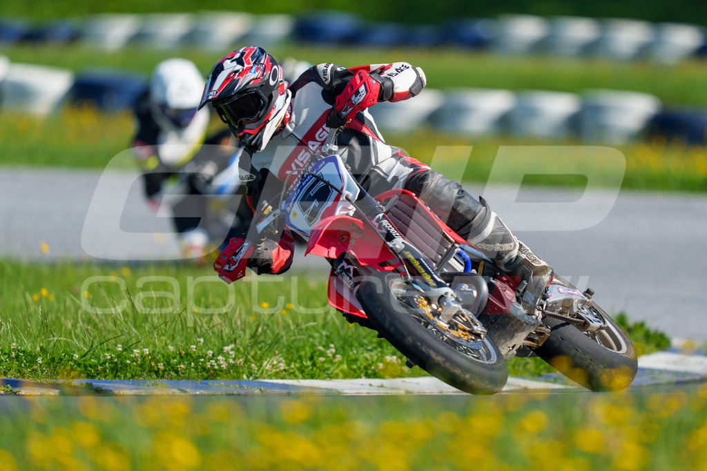 SuperMoto_Staatsmeisterschaft_Greinbach_117 | GRIPcapture steht für authentische Sportfotografie in Österreich – für Momente, die mehr sind als Geschwindigkeit oder Ergebnis. Es geht um Emotion, Spannung, Fokus und den Augenblick, der oft nur einen Wimpernschlag dauert.Ob Motorsport, Teamsport oder 