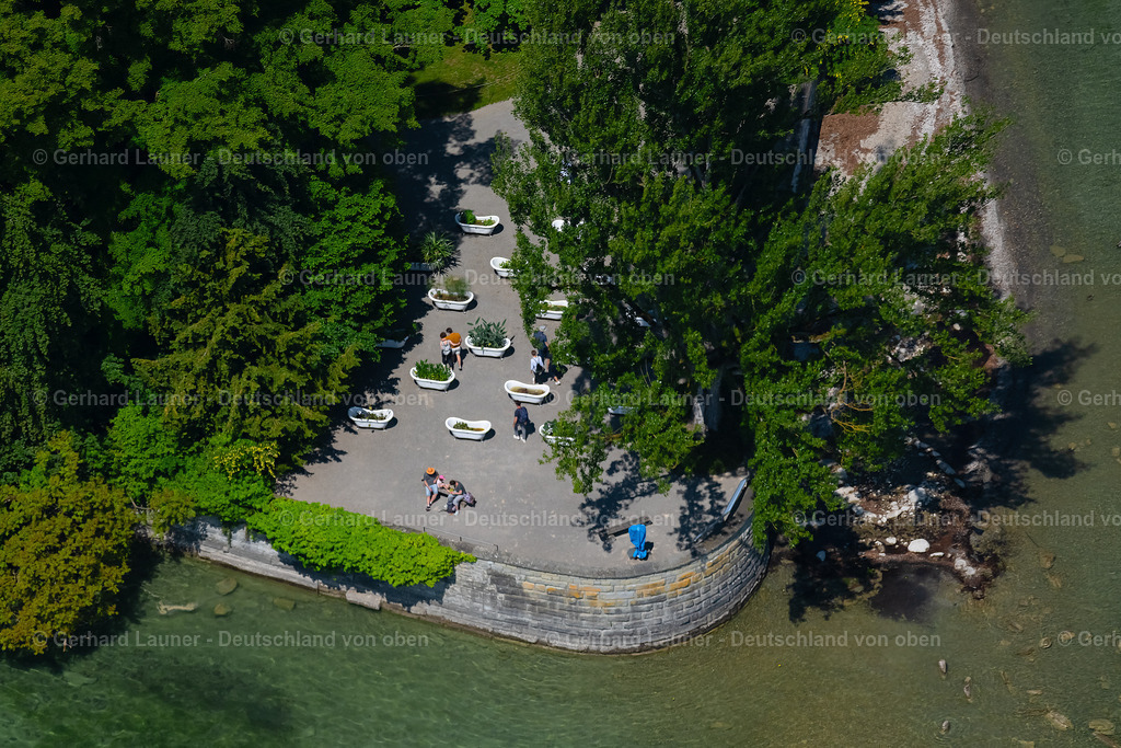 4027323 | KONSTANZ 17.05.2020 Parkanlage mit Blumenuhr auf der Insel Mainau im Bundesland Baden-Württemberg, Deutschland. Weiterführende Informationen bei: Mainau GmbH. // Park of on Palmenhaus in Konstanz at island Mainau in the state Baden-Wuerttemberg, Germany. Further information at: Mainau GmbH. Foto: Gerhard Launer