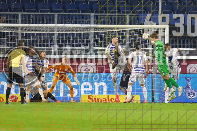 MSV Duisburg vs SV Waldhof Mannheim - 3. Liga | Duisburg, Deutschland, 07.11.25:   Thijmen Joel Sander Nijhuis (SV Waldhof Mannheim) mit einem Kopfball auf das Torwaehrend des Spiels der 3. Liga MSV Duisburg vs SV Waldhof Mannheim in der schauinsland-reisen-arena(Foto von Brauer-Fotoagentur / Adrian Schlueter)
