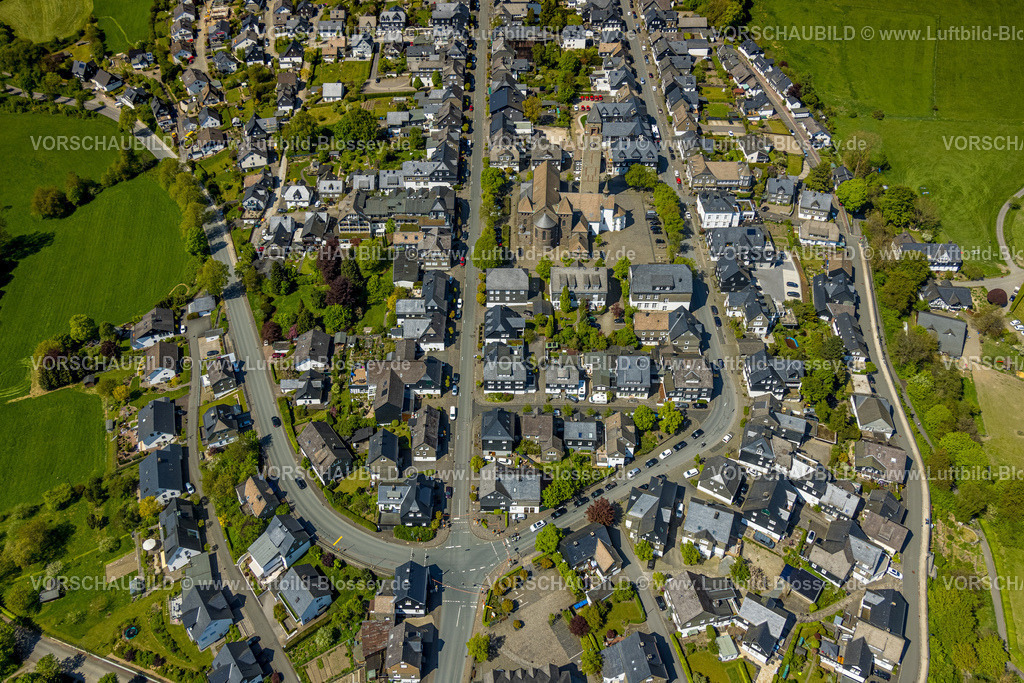 Schmallenberg230506377 | Luftbild, Kath. St.-Alexander-Kirche, Weststraße und Oststraße, Schmallenberg, Sauerland, Nordrhein-Westfalen, Deutschland