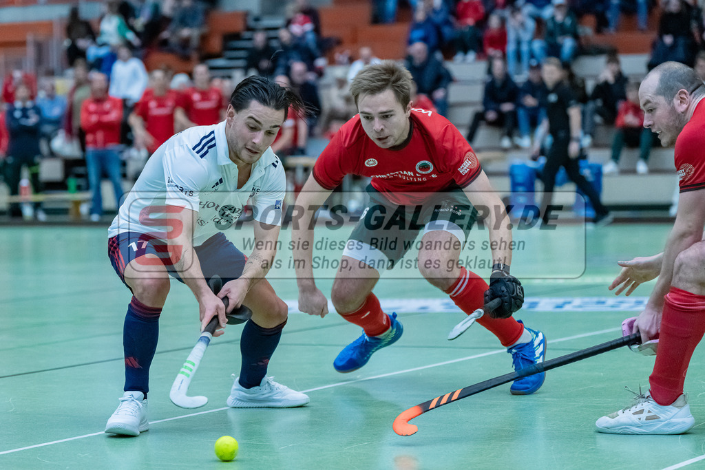 HK_20231217_107620 | 1. Bundesliga Herren Crefelder HC - Düsseldorfer HC  am 17.12.2023 Sporthalle Glockenspitz, Krefeld , Halfmann Laurens ( Düsseldorfer HC #17 ) , van Ehren Christian ( Crefelder HTC #16 )