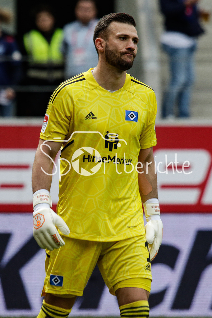 SSV Jahn Regensburg - Hamburger SV | HSV Keeper Daniel HEUER FERNANDES (HSV #1) in Aktion / Freisteller / Einzelfoto / Torhueter / Pope´s / DFL REGULATIONS PROHIBIT ANY USE OF PHOTOGRAPHS AS IMAGE SEQUENCES AND/OR QUASI-VIDEO