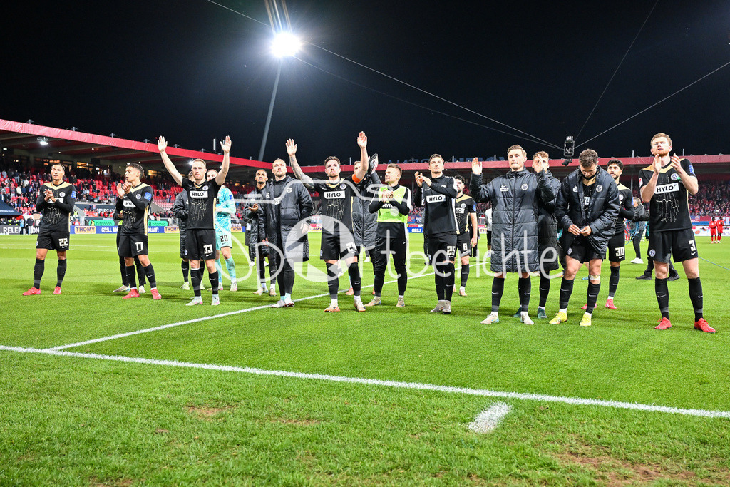 1. FC Heidenheim - SV Elversberg 07 | Die Spieler der Gaeste verabschieden sich nach der Partie bei den mitgereisten Fans aus Elversberg / Relegation Bundesliga: 1. FC Heidenheim - SV Elversberg 07, Voith-Arena am 22.05.2025 / DFL REGULATIONS PROHIBIT ANY USE OF PHOTOGRAPHS AS IMAGE SEQUENCES AND/OR QUASI-VIDEO / BLD / ZDF
