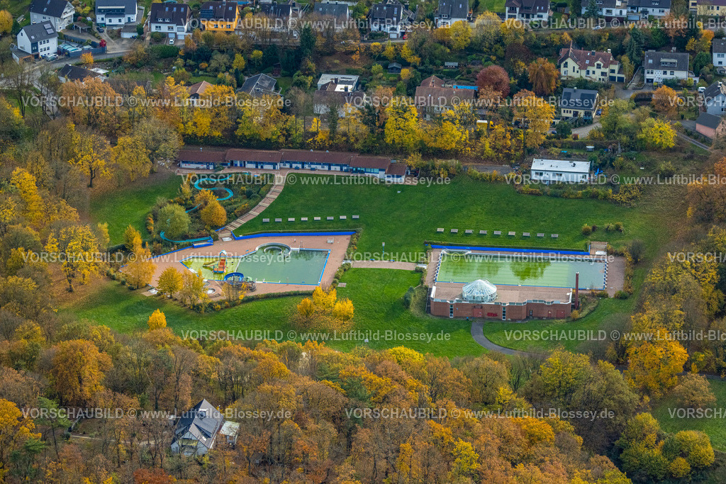 Hagen251101155 | Luftbild, Freibad Hestert und Liegewiese mit Wasserrutsche, herbstliche Bäume, Haspe, Hagen, Ruhrgebiet, Nordrhein-Westfalen, Deutschland