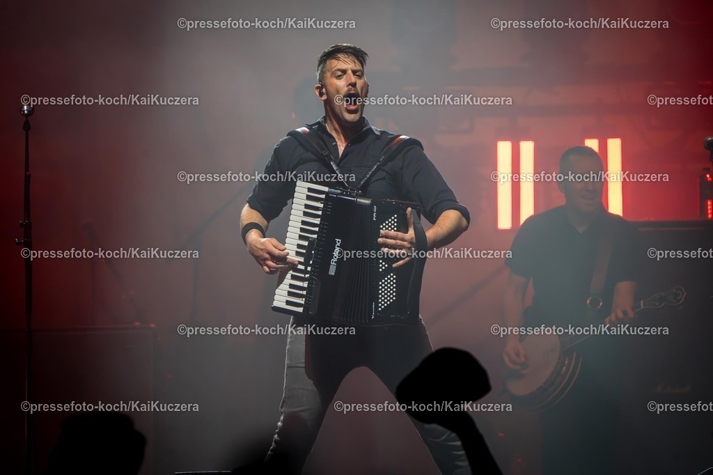 KKU02022501041 | 02.02.2025, xkkux, Düsseldorf, Die Band Dropkick Murphys performt bei ihrem Konzert in der Mitsubishi Electric HALLE. Im Bild Tim Brennan