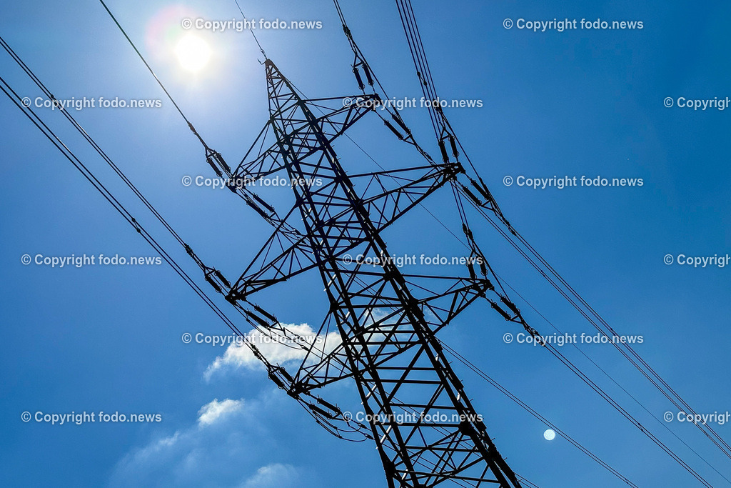 Strommast_ Stromleitung_ Stromleitungen_ Strom_ Stromausfall_ 07.04.2023-10 | 07.04.2023, Linz, AUT, Strom, im Bild Themenbild, Strommast, Stromleitung, Stromleitungen, Strom, Stromausfall, Hochspannung, Black Out, Power, Energy, Symbolbild, Feature