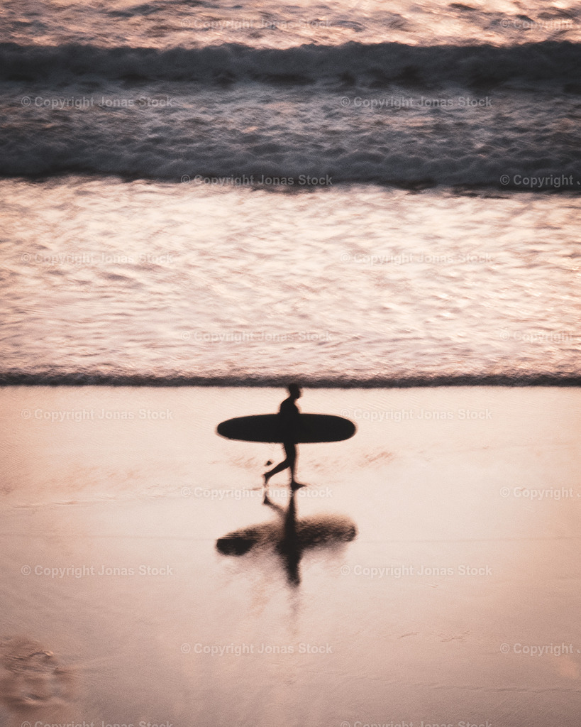 Surfer | A surfer coming back from his session. - Realisiert mit Pictrs.com
