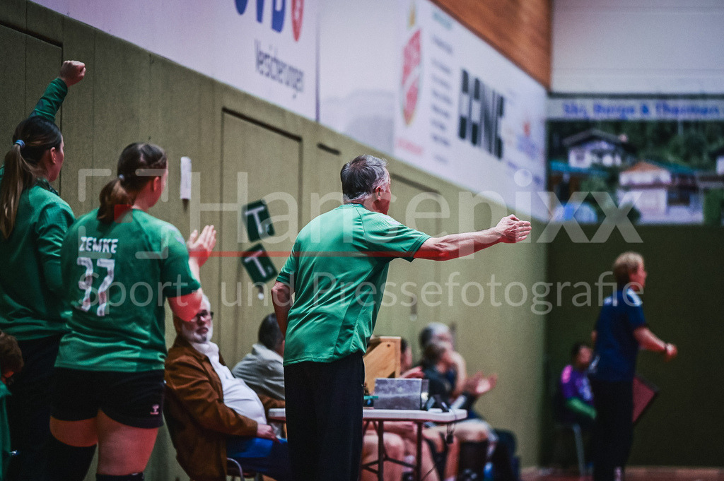 Handball, 2. Bundesliga Frauen, SV Werder Bremen - TuS Lintfort | v.li.: Benita Zemke (SV Werder Bremen, 37) klatscht in die Hände. Radek Lewicki (Radoslaw, Co-Trainer, SV Werder Bremen) gibt Anweisungen, ruft ins Spielfeld, schreit, brüllt