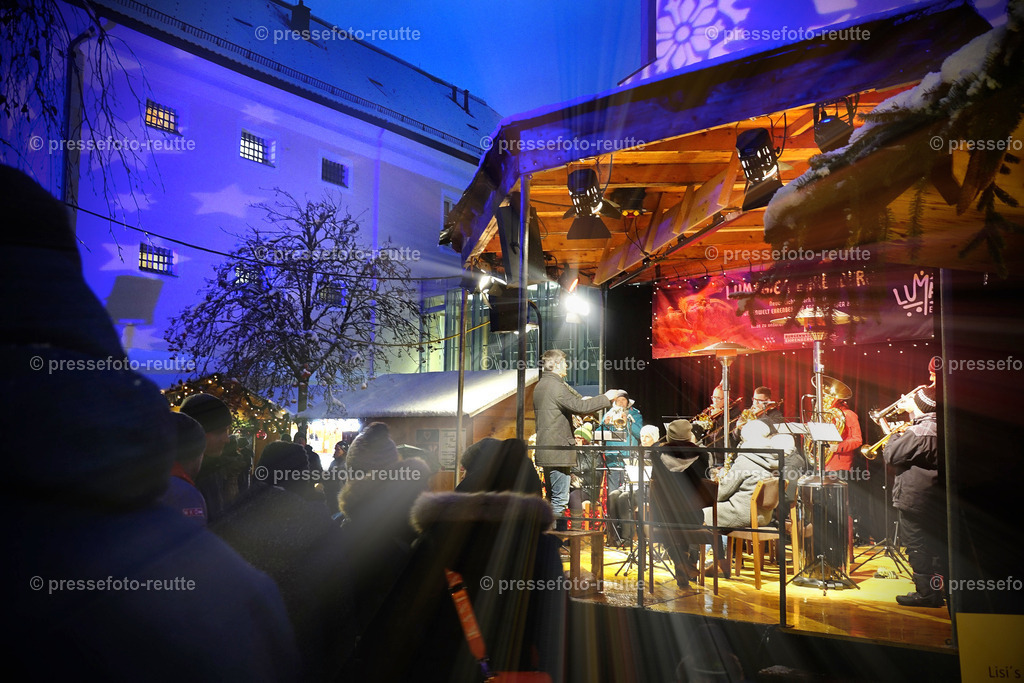 -06-news-2022-Dez10-Weihnachtsmarkt-Reutte-DSD05028 | Info aus dem Bezirk Reutte/Ausserfern Tirol sowie eine umfangreiche Bilddatenbank über die gesamte Region: Lechtal, Talkessel Reutte, Tannheimertal, Zwischentoren. Lech, Plansee, Zugspitze, Grenztunnel, B179, Fernpassstraße, Verkehr, Lawinen, Tradition, - Realisiert mit Pictrs.com