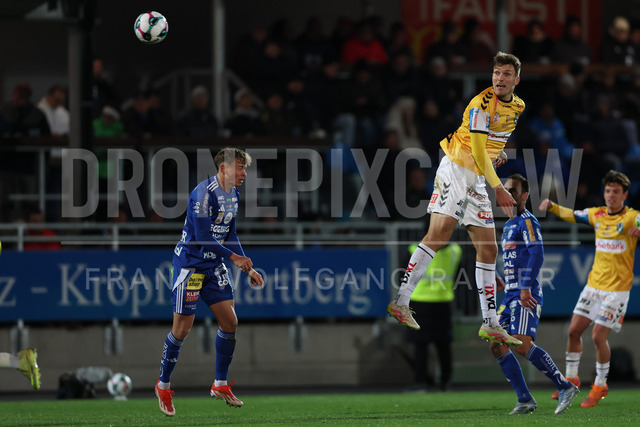 TSV Egger Glas Hartberg vs SV Oberbank Ried – Austrian Bundesliga Match | The image shows Nikki Havenaar (Ried) by a header, at the Bundesliga match TSV Hartberg vs SV Ried at Profertil Arena Hartberg. 22.11.2025